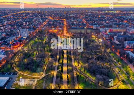 Galati, Rumänien - 28. Februar 2021: Luftaufnahme von Galati City, Rumänien, bei Sonnenuntergang mit City Lights an Stockfoto