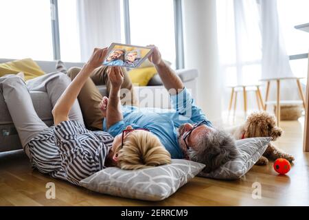 Schönes Lächeln reifes Paar Spaß haben, während mit Tablet an Zu Hause Stockfoto