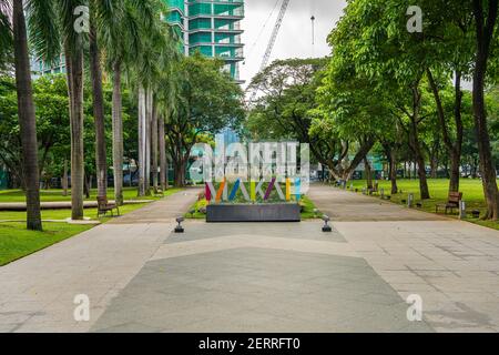 Makati, Philippinen - August 2018: Make IT Happen, Make IT Makati Schild am Ayala Triangle Gardens Park Stockfoto