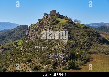 Überreste der Mauer und Burg von Turon in Ardales, Provinz Malaga. Andalusien, Spanien. Stockfoto