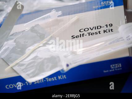 London, England - 28. Februar 2021: NHS Test and Trace Covid-19 Home Test Kit for Coronavirus using Swabs, herausgegeben von der britischen Regierung Stockfoto