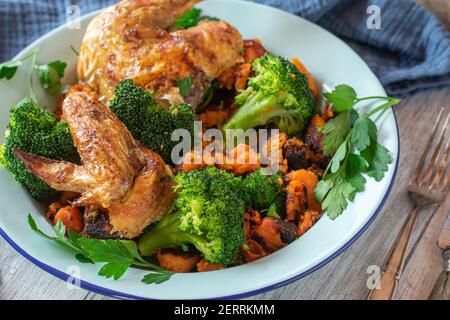 Huhn mit Brokkoli und Süßkartoffeln auf einem Teller Stockfoto