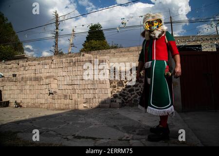 Eine Person trägt eine traditionelle Holzmaske, während nimmt an Alchileos Pre-hispanic Tanz , gilt als einer der ältesten Pre-Hispanic Tänze in unserem Land, die von Menschen aus der Gemeinschaft erhalten wurde, Lehre ihre Kinder und Enkel, die Tradition zu bewahren. Der Alchileos-Tanz wird zur Feier des schutzheiligen von San Francisco Mazapa aufgeführt. Teotihuacan, Mexiko, 27. Februar 2021. Foto von Ricardo Castelan Cruz/Eyepix/ABACAPRESS.COM Stockfoto