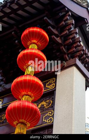 Rote Laternen hingen oben im chinesischen Torbogen Stockfoto