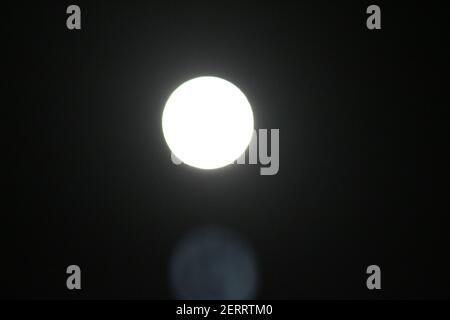 Vollmond in einer dunklen Nacht Stockfoto