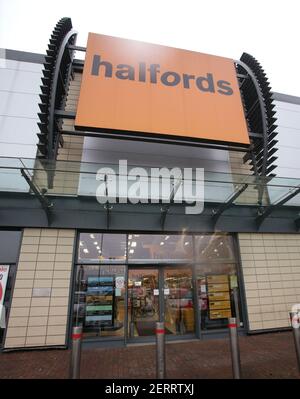 Aktenfoto vom 14/1/2013 einer Außenansicht eines Halfords-Geschäfts in Nord-London. Chefs bei Halfords glauben, dass sie es schaffen werden, die Gewinne im Unternehmen zu verdoppeln, nachdem der Fahrradverkauf unter den festsitzenden Briten in die Höhe schnellte. Das Unternehmen sagte, dass es erwartet, dass die Gewinne vor Steuern für das im April endende Jahr zwischen £90 und £100 Millionen betragen werden, gegenüber £52,6 Millionen im Vorjahr. Ausgabedatum: Montag, 1. März 2021. Stockfoto