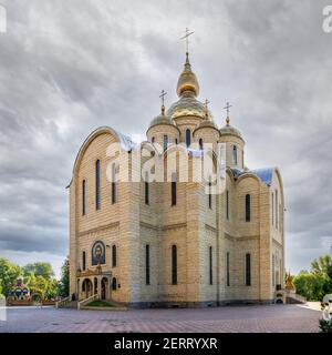 Tscherkassy, Ukraine 07,12.2020. St. Michaels Kathedrale in Tscherkasy, Ukraine, an einem sonnigen Sommermorgen Stockfoto