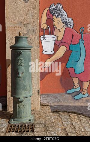 VAUX, FRANKREICH, 24. Februar 2021 : das Dorf war Inspirationsquelle für den Roman "Clochemerle" im Jahr 1937, der auch in einer illustrierten Ausgabe von A VERÖFFENTLICHT WURDE Stockfoto