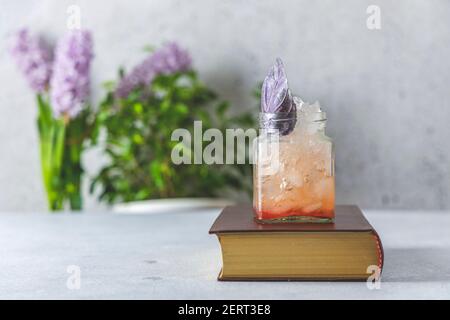 Picknick-Smash. Erfrischender kalter Sommercocktail mit Grapefruit und garniert mit violett roten Basilikumblättern. Serviert im Glas mit abgestürztem Eis. Registerkarte „Licht“ Stockfoto