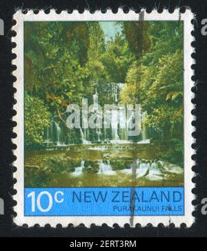 NEUSEELAND - UM 1976: Briefmarke gedruckt von Neuseeland, zeigt Purakaunui Falls, um 1976 Stockfoto