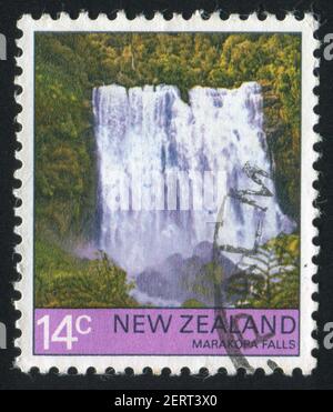 NEUSEELAND - UM 1976: Briefmarke gedruckt von Neuseeland, zeigt Marakopa Falls, um 1976 Stockfoto