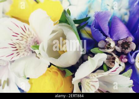 Gemischte Blumenarrangements: Verschiedene Blumen in verschiedenen Farben für eine Hochzeit Stockfoto
