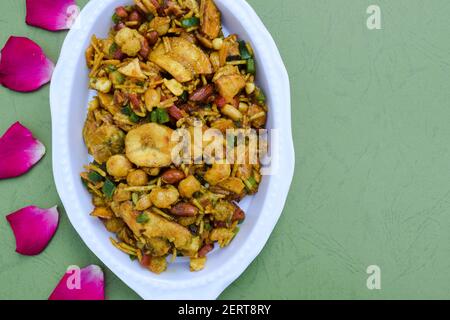 Indisches Fasten Essen Küche Artikel als Farali Bhel bekannt aus Faradi chivda, Erdnüsse, sev, sabudana, faraaadi Mischung zubereitet. Hintergrund zum Schreiben von Text o Stockfoto