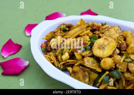 Indisches Fasten Essen Küche Artikel als Farali Bhel aus Faradi chivda, Erdnüsse, sev, sabudana, faraadi Mischung, Tamarinde, Tomate, Paprika Stockfoto