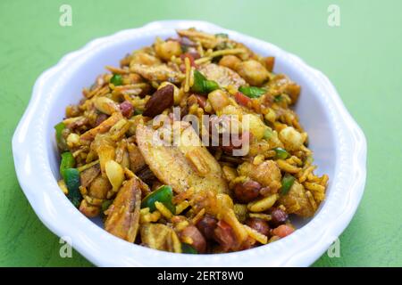 Indisches Fasten Essen Küche Artikel als Farali Bhel aus Faradi chivda, Erdnüsse, sev, sabudana, faraadi Mischung, Tamarinde, Tomate, Paprika Stockfoto