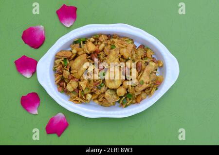 Indisches Fasten Essen Küche Artikel als Farali Bhel aus Faradi chivda, Erdnüsse, sev, sabudana, faraadi Mischung, Tamarinde, Tomate, Paprika Stockfoto