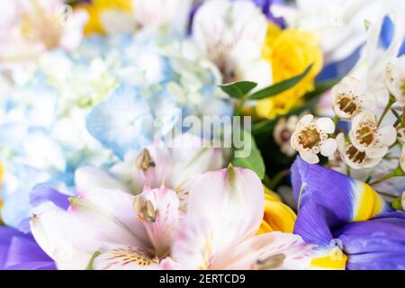 Bunte Blumen Blumenstrauß . Blumen mischen. Der Blumenstrauß als Hintergrund, Stockfoto