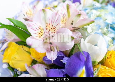 Bunte Blumen Blumenstrauß . Blumen mischen. Der Blumenstrauß als Hintergrund, Stockfoto