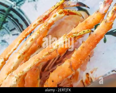 Schneekrabbenbeine auf der Theke des Fischmarktes, Nahaufnahme. Stockfoto