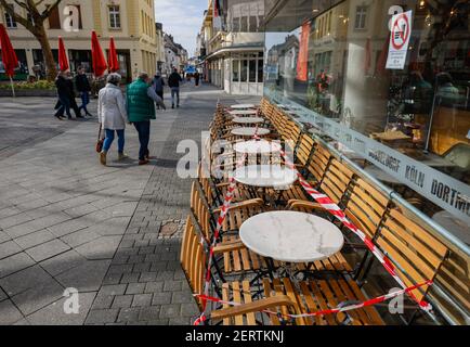 Krefeld, Nordrhein-Westfalen, Deutschland - Krefelder Innenstadt in Zeiten der Koronakrise während der zweiten Sperre hat sich ein Café-Restaurant abgesperrt Stockfoto