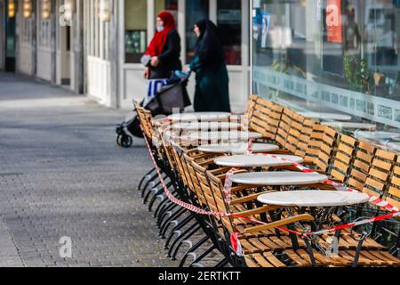 Krefeld, Nordrhein-Westfalen, Deutschland - Krefelder Innenstadt in Zeiten der Koronakrise während der zweiten Sperre hat sich ein Café-Restaurant abgesperrt Stockfoto