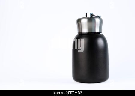 Nahaufnahme der wiederverwendbaren schwarzen Thermo-Wasserflasche aus Stahl, isoliert auf weißem Hintergrund. Keine Verschwendung. Stockfoto