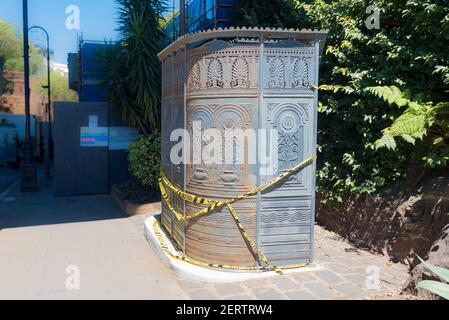 Importiert im Jahr 1880 ist dies letzte verbleibende Gusseisen, viktorianischen Filigran, Urinal in Sydney befindet sich unterhalb der Sydney Harbour Bridge at the Rocks Stockfoto