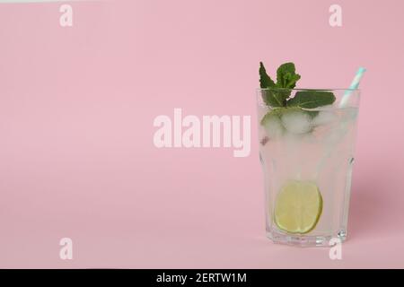 Glas Mojito Cocktail auf rosa Hintergrund Stockfoto