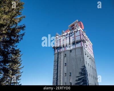 Turm mit Radar zur Flugsicherung Stockfoto