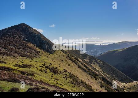 Teufelsmund auf dem Long Mynd mit Nebel in den Tälern hinter Hazler Hill und Wenlock Edge, mit Brown Clee Hill in der Ferne - von der Long gesehen Stockfoto