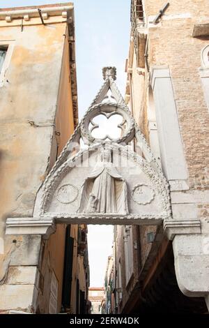 Skulptur in den Straßen der Stadt Venedig, Italien, Europa. Stockfoto