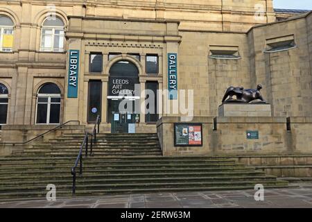 Eintritt zur Kunstgalerie und Bibliothek in Leeds Stockfoto