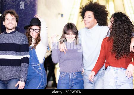 Glückliche multiethnische Gruppe von Menschen zu Fuß auf der U-Bahn-Station. Schüler, Freundschaft und Transportkonzept. Stockfoto