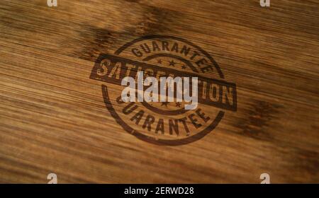 Zufriedenheitsgarantie Stempel auf Holzkiste gedruckt. Business-Service, zufriedene und zufriedene Kundenkonzept. Stockfoto