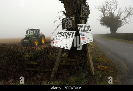 Peggs Green, Leicestershire, Großbritannien. 1st. März 2021. Wetter in Großbritannien. Ein Bauer bereitet am ersten Tag der Meteorologischen Quelle ein Feld im Nebel vor. Credit Darren Staples/Alamy Live News. Stockfoto