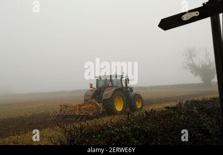 Peggs Green, Leicestershire, Großbritannien. 1st. März 2021. Wetter in Großbritannien. Ein Bauer bereitet am ersten Tag der Meteorologischen Quelle ein Feld im Nebel vor. Credit Darren Staples/Alamy Live News. Stockfoto