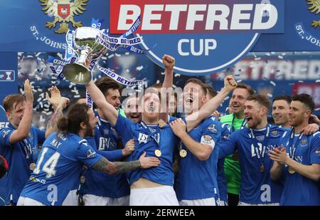 St Johnstone's Liam Craig (Mitte) feiert mit der Betfred Cup Trophäe nach dem Gewinn des Betfred Cup Finales im Hampden Park, Glasgow. Bilddatum: Sonntag, 28. Februar 2021. Stockfoto