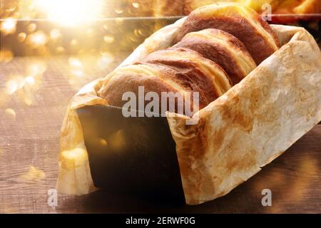 Frische Donuts in einer Backform und leeren Platz für Text Stockfoto