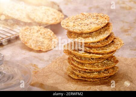 Shortbread-Cookies mit Sesamsamen und leerem Platz für Text Stockfoto