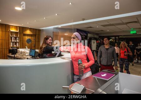 Die Mitglieder werden am Eingang zu David Lloyd willkommen geheißen Hampton Club, der seinen Freizeitclub um Mitternacht wiedereröffnet Zum ersten Mal seit dem Lockdown# Stockfoto