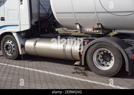 Fahrzeug mit LNG (Flüssigerdgas).Blick auf den Druckgastank. LKW (Tankwagen). Stockfoto