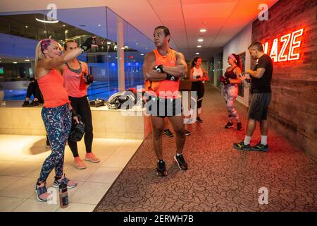 Mitglieder stehen vor dem Eingang zu einem der Studios Im David Lloyd Hampton Club, wenn es seine Fitness wieder eröffnet club um Mitternacht wegen Lockdown#1 Stockfoto