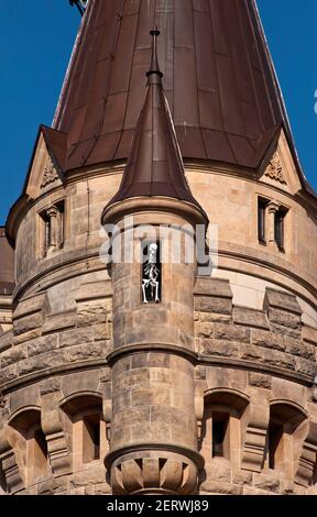 Skelett am Turm des Schlosses in Moszna, Oberschlesien, Opolskie, Polen Stockfoto