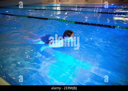 Der erste Schwimmer, der bei David Lloyd schwimmen geht Hampton Club, der seinen Fitnessraum und die Swimmingpools wieder eröffnet Um Mitternacht zum ersten Mal seit Lockdown#1 Stockfoto