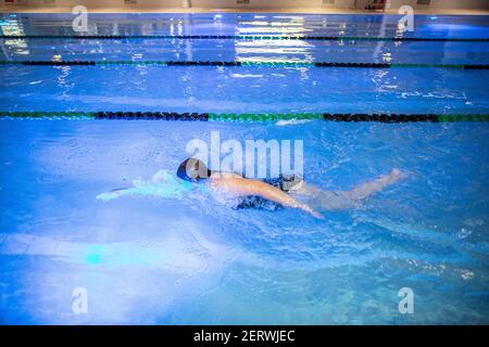 Der erste Schwimmer, der bei David Lloyd schwimmen geht Hampton Club, der seinen Fitnessraum und die Swimmingpools wieder eröffnet Um Mitternacht zum ersten Mal seit Lockdown#1 Stockfoto