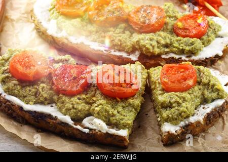 Bruschetta mit Mozzarella, frischem Pesto und Kirschtomaten Stockfoto