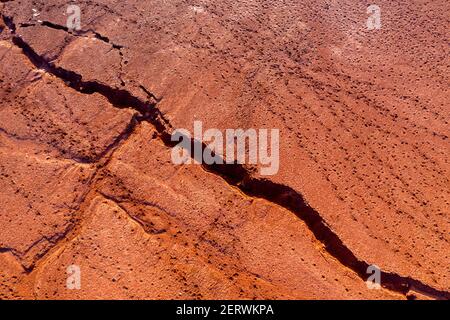 Luftaufnahme eines Reservoirs voller roter giftiger Schlamm. Ungarn - Lagerung von rotem Schlamm Stockfoto