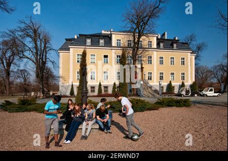 Deutsche Jugendliche im von Moltke-Palast in Krzyzowa, dem Internationalen Jugendtreffen Kreisau, bei Swidnica und Breslau, Niederschlesien, Polen Stockfoto