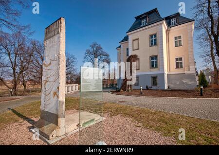 Die Berliner Mauer, die dem Ende der Teilung Europas gedenkt, ist im Palast in Krzyzowa bei Swidnica und Breslau, Niederschlesien, Polen ausgestellt Stockfoto