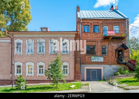 Tomsk, alte Wohngebäude an der Kuznetsova Straße, typische Tomsker Landschaft Stockfoto